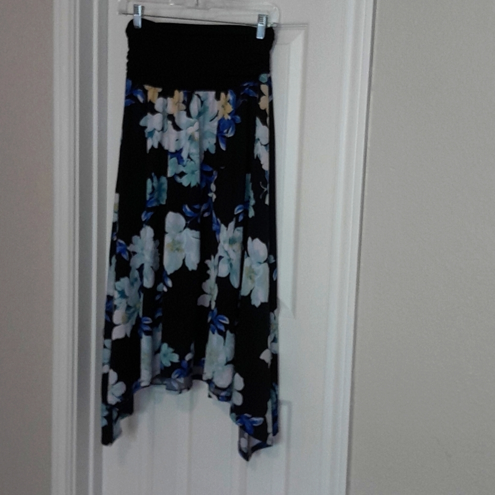 Apt. 9 Women's Skirt. Size L. With Blue, Turquoise and Yellow flowers.